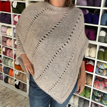 Poncho viola beige righe oblique traforato merinos kid mohair lavorato a mano