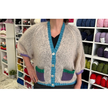 Cardigan Ingenua beige con bordini e tasche colorate lavorato a mano
