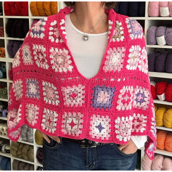 Poncho con quadrati granny e file di buchini lavorato a mano